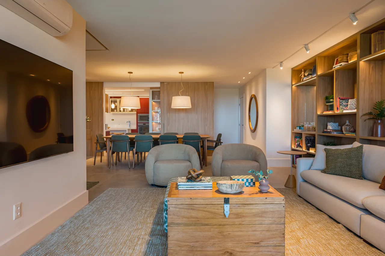 Living integrado do decorado 227 m² do ORO Ilha Pura, com sala, jantar e cozinha em profundidade